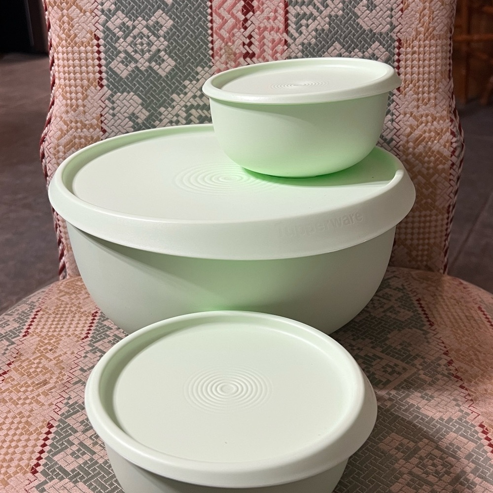New Tupperware bowls with lids, 12 piece set, 6 bowls and 6 lids. - Picture 3 of 8